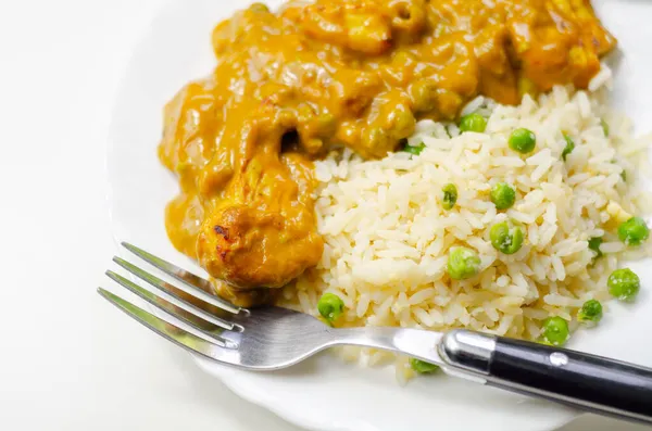 Caril Frango Com Arroz Frito Ovo Pedaços Peito Frango Molho — Fotografia de Stock