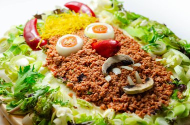 Şeytan yüzü şeklinde kıyma, Cadılar Bayramı 'nda yemek servis etmenin yaratıcı bir yolu, korkunç yemekler.