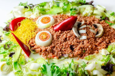 Şeytan yüzü şeklinde kıyma, Cadılar Bayramı 'nda yemek servis etmenin yaratıcı bir yolu, korkunç yemekler.