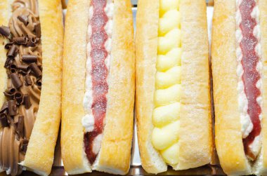 Çikolata, muhallebi, reçel ve krema dolu karışık parmak çörekleri, farklı tatlarda eklentiler, şekerlemeler