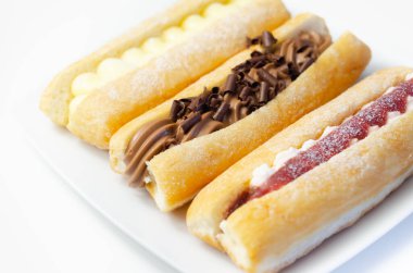 Çikolata, muhallebi, reçel ve krema dolu karışık parmak çörekleri, farklı tatlarda eklentiler, şekerlemeler