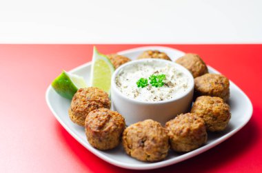 Falafel, tatlı patates, nohut ve soğan karışımı ekşi soslu, orta doğu yemeği.
