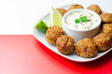 Falafel, tatlı patates, nohut ve soğan karışımı ekşi soslu, orta doğu yemeği.