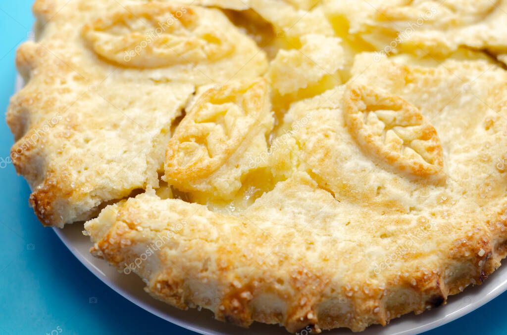Tarta de manzana tradicional, relleno de manzana Bramley en pastelería