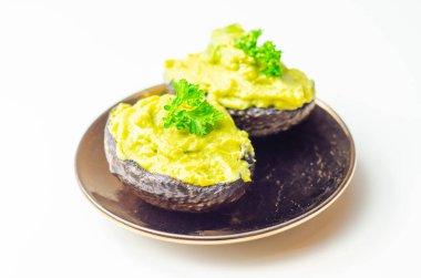 Ezilmiş avokado, kahvaltıda servis edilen limon suyuyla boğulmuş avokado, organik yiyecekler.