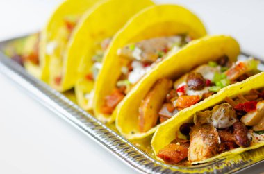 Meksika takoları, tavuk ve kırmızı böbrek fasulyesi, soğan, kırmızı ve yeşil biber ve salsa sosu, Latin yemeği.