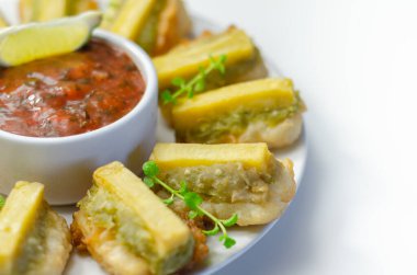 Derisiz ve kemiksiz Alaska Pollock fileto parçaları, üzeri lapa bezelye ve kızarmış patates, mini balık ve patates ile kaplı.