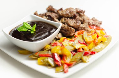 Biberli biftek şeritleri ve siyah fasulye soslu mangetout, Çin yemeği.