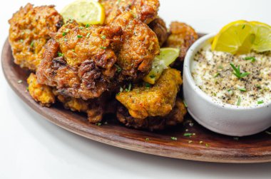 Lezzetli soğanlı börek. Tahta tabakta servis ediliyor. Beyaz soslu, Anglo-Hint mutfağı.