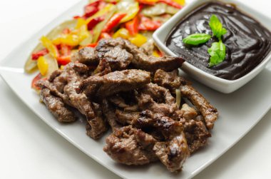 Biberli biftek şeritleri ve siyah fasulye soslu mangetout, Çin yemeği.