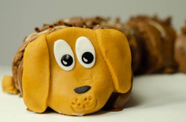 Dachshund keki, çikolata aromalı tereyağlı çikolatalı kek, sütlü çikolata kaplı, parti pastası