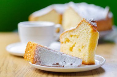 Küçük bir tabakta servis edilen Madeira halka ekmek keki, geleneksel bir pasta.