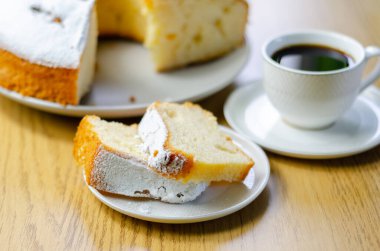 Küçük bir tabakta servis edilen Madeira halka ekmek keki, geleneksel bir pasta.