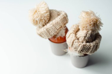 Yumurta kabında doğal tüyler, yünlü kaplarda yumurtalar, komik yiyecekler.