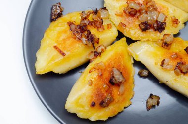 Kızarmış soğan, geleneksel Polonya, Rus ve Ukrayna mutfağı serpiştirilmiş hamur tatlısı, lezzetli