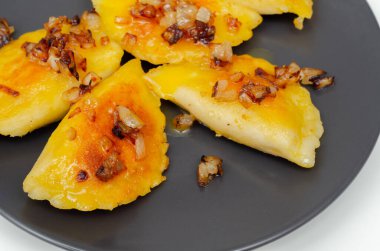 Kızarmış soğan, geleneksel Polonya, Rus ve Ukrayna mutfağı serpiştirilmiş hamur tatlısı, lezzetli