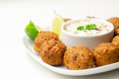 Falafel, tatlı patates, nohut ve soğan karışımı ekşi soslu, orta doğu yemeği.