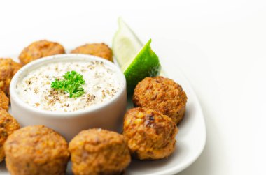 Falafel, tatlı patates, nohut ve soğan karışımı ekşi soslu, orta doğu yemeği.