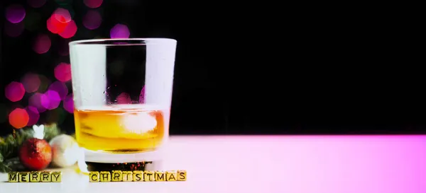 Single Malt Whisky Proeverij Glas Kerstmis Achtergrond Kleurrijke Bokeh Xmas — Stockfoto