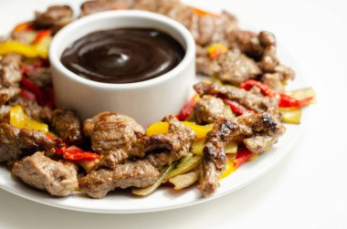 Biberli biftek şeritleri ve siyah fasulye soslu mangetout, Çin yemeği.