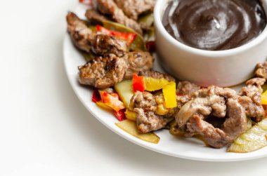 Biberli biftek şeritleri ve siyah fasulye soslu mangetout, Çin yemeği.