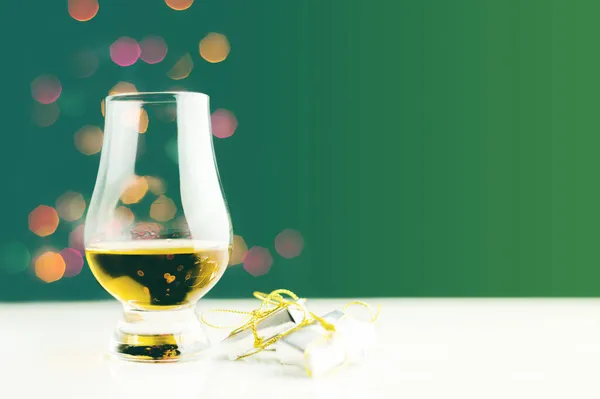 Single Malt Whisky Degustationsglas Auf Weihnachtlichem Hintergrund Buntes Bokeh Weihnachtszeit — Stockfoto