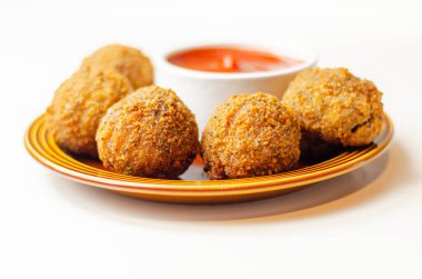 Güneyli kızarmış tavuk ısırıkları domates soslu, doğranmış ve şekillendirilmiş tavuk göğsü güney kızarmış ekmek kırıntılarıyla kaplı, fast food