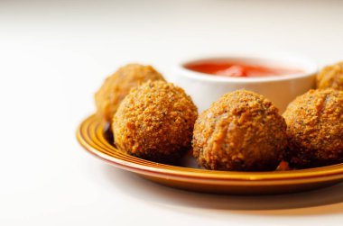 Güneyli kızarmış tavuk ısırıkları domates soslu, doğranmış ve şekillendirilmiş tavuk göğsü güney kızarmış ekmek kırıntılarıyla kaplı, fast food