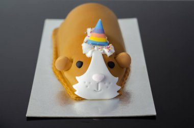 Kobay pastası, meyveli ahududu reçeli katmanlı yumuşak madeira süngeri ve tatlı yenilebilir süslemelerle bitirilmiş krema, doğum günü pastası.