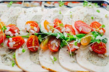 Dilimlenmiş tavuk göğsü pişti ve tereyağı domuz eti, adaçayı ve soğan ile kavruldu. Lezzetli yemekler.