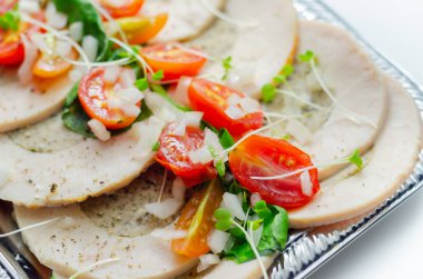 Dilimlenmiş tavuk göğsü pişti ve tereyağı domuz eti, adaçayı ve soğan ile kavruldu. Lezzetli yemekler.