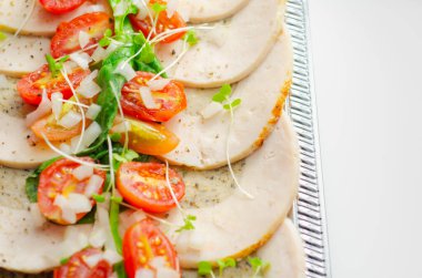 Dilimlenmiş tavuk göğsü pişti ve tereyağı domuz eti, adaçayı ve soğan ile kavruldu. Lezzetli yemekler.