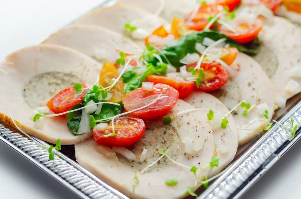 Dilimlenmiş tavuk göğsü pişti ve tereyağı domuz eti, adaçayı ve soğan ile kavruldu. Lezzetli yemekler.