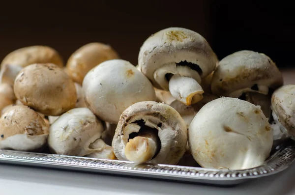 Portobello Białe Grzyby Srebrnej Talerzu Warzywa Gospodarstwa Ekologicznego Żywność Naturalna — Zdjęcie stockowe