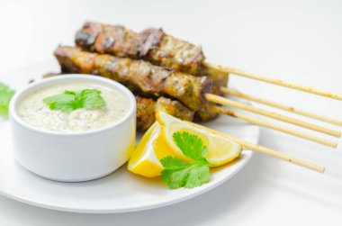 Limonlu omuz kebabı, sarımsak ve naneli yoğurt sosu, şiş.