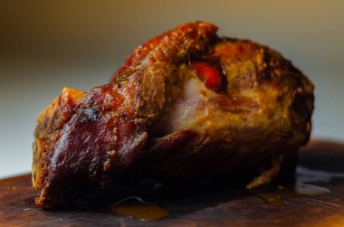 Lezzetli ve leziz domuz pastırması, kemik, ahşap bir tahtada servis edilir, taverna yemeği.