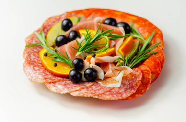 Kıta usulü domuz pirzolası, jambon, Milano usulü salam ve İspanyol sucuğu, Akdeniz mutfağı.