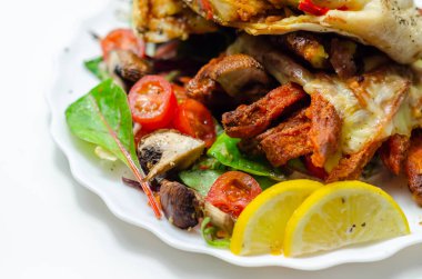 Izgara tortilla dürümü ve güney usulü tavuk göğsü. Karışık salatada servis edilen patates kızartması. Öğle yemeği vakti.