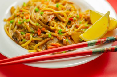 Baharatlı erişteli, tuzlu erişteli, doğranmış ördek, zencefil, kırmızı biber ve soğanlı, havuçlu, Çin mantısı, su kestanesi, oryantal yemek soslu.