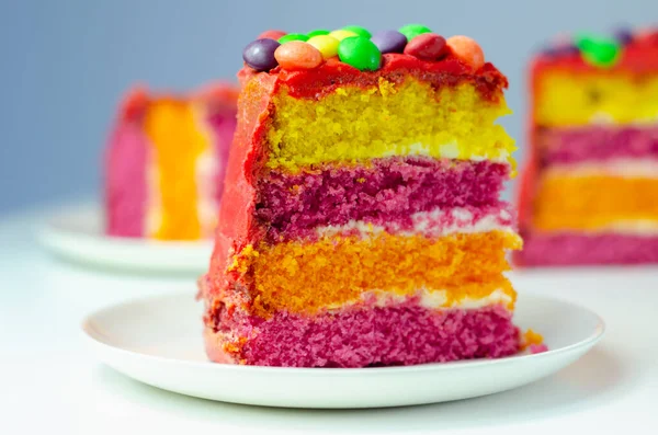 彩虹庆祝蛋糕 色彩艳丽的海绵蛋糕 上面涂满了糖霜 手头上装饰着嚼碎的果糖 果皮脆脆 色彩艳丽 多姿多彩 — 图库照片