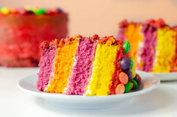 彩虹庆祝蛋糕 色彩艳丽的海绵蛋糕 上面涂满了糖霜 手头上装饰着嚼碎的果糖 果皮脆脆 色彩艳丽 多姿多彩 — 图库照片