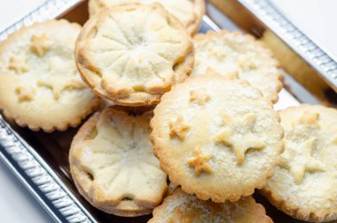 Baharatlı üzüm meyveleri, Noel kurabiyeleri ve geleneksel kıymalı turtalarla dolu tereyağlı börekler.