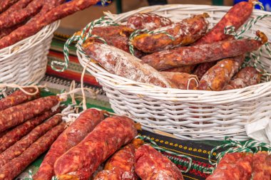 Tipik İspanyol sosisleri yemek pazarındaki bir köy tezgahında, geleneksel et ürünleri