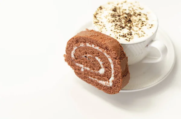 Čokoládová Houbová Rolka Vanilkovou Náplní Čerstvou Kávou Šálku Čokoládová Švýcarská — Stock fotografie