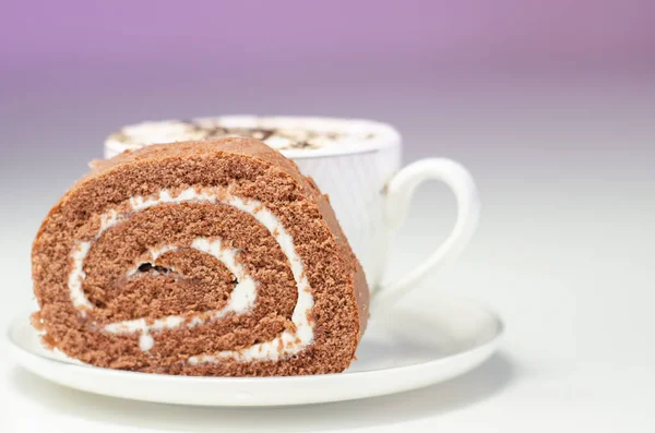 Schokoladen Biskuitrolle Mit Vanille Aroma Füllung Und Frischem Kaffee Der — Stockfoto