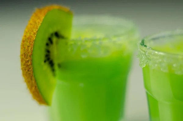 Napój Owocowy Bazie Alkoholu Likieru Śmietany Ozdobiony Zielonymi Kryształami Cukru — Zdjęcie stockowe
