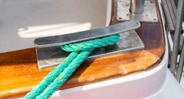 koç boynuzu yan tarafında küçük bir Marina yachting donanımları, güvenlik unsuru bir tekne dok