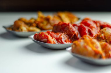 Sriracha jöleli üç farklı tavuk kanadı, Karayip salamurası ve Çin jölesi, yemek dünyası mutfağı pişirmeye hazır.