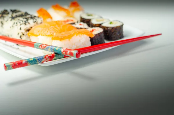 鮭のにぎり 海老の王様のニギリ 甘唐辛子のポーン 赤唐辛子のカリフォルニアロール わさびのホマキロールと赤唐辛子のホマキロール 伝統的な日本料理のキュウリのセット — ストック写真