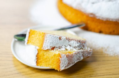 Küçük bir tabakta servis edilen Madeira halka ekmek keki, geleneksel bir pasta.